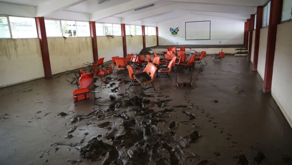 escuelas-hidalgo-salon-lleno-lodo